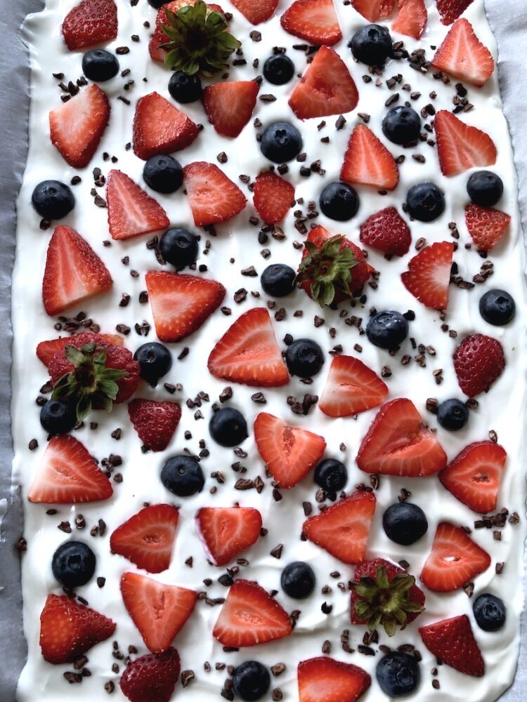Berry-Cacao Greek Yogurt Bark